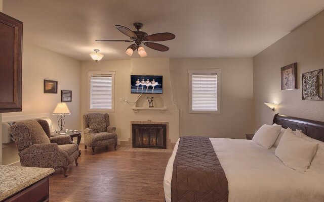 Outdoor Pool and Hot Tub Retreat - Enchanting Luxurious Haven