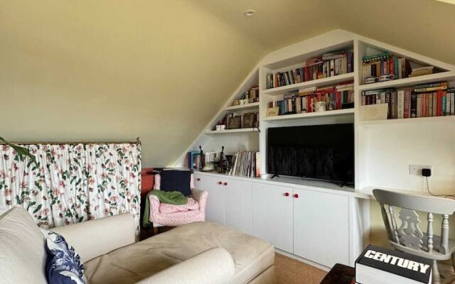 Homely Flat W/terrace, 3 Mins to Battersea Park