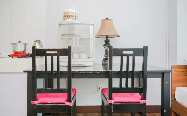 Homey Studio Room at Tree Park Apartment