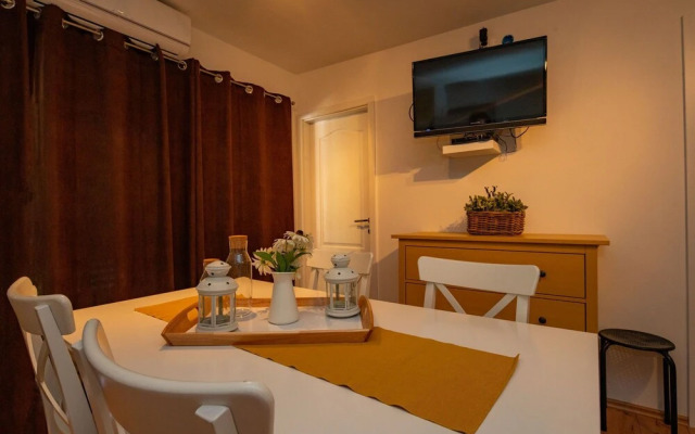 Mobile Home Rock Samphire 2