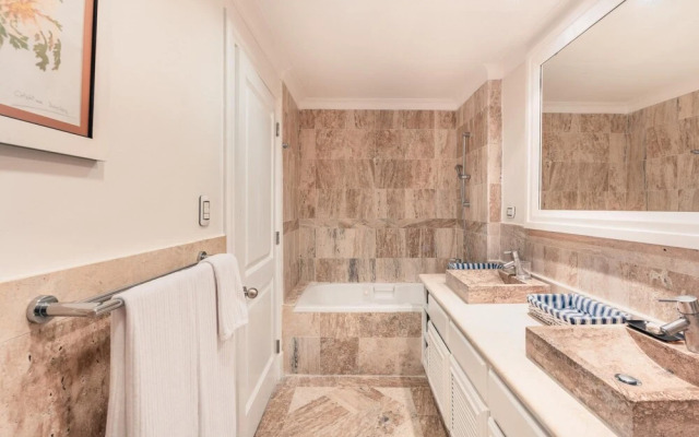 Open and Bright Beachfront Apt at Aquamarina F34