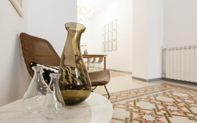 Modern Comfort, Poetic Charm