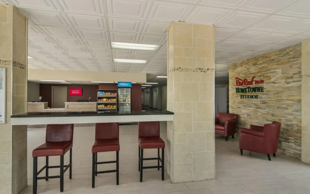 HomeTowne Studios by Red Roof & Conference Center Chicago – N Aurora/ Naperville
