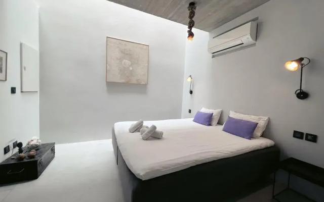 Spacious 1BR Penthouse With a Rooftop Terrace