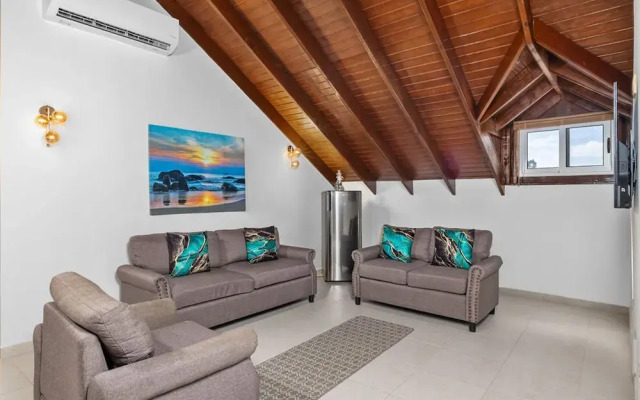 Spacious Renovated House Prvt Pool 5 min to Bch