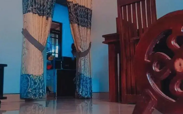 Chathuni Holiday Home