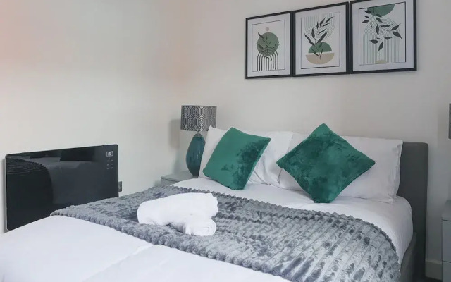 Professionals, City Centre, Parking, Superstore Nearby