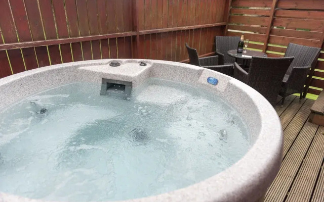 Conifer Lodge 25 With Hot Tub, Newton Stewart