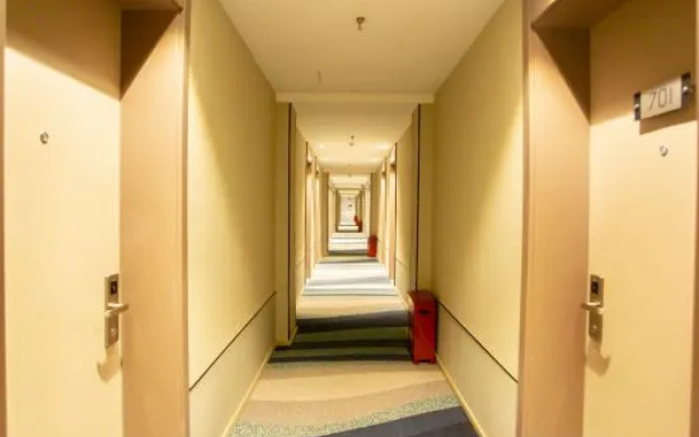 Homeinn Selected Hotel (Heihe Central Avenue Pedestrian Street)