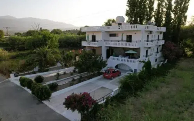 Zourpos Studios & Apartments