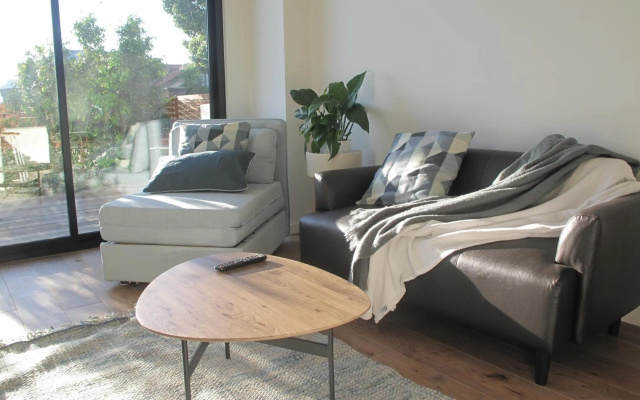 Modern 3 Bedroom Apt With FREE Parking, Netflix, Wifi & Welcome Wine by BnB Pro – Guest Rooms – Melbourne