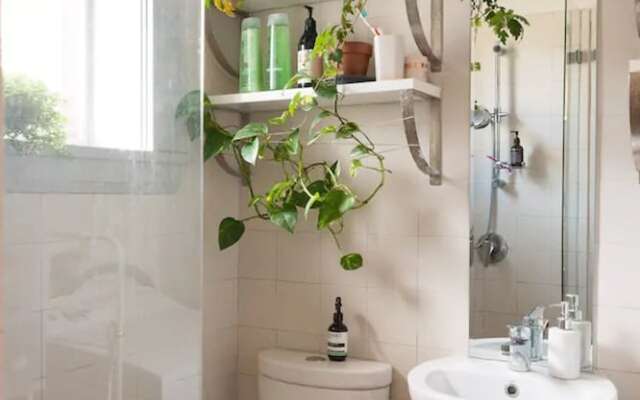 Beautiful Lush and Green Oasis Studio Apartment