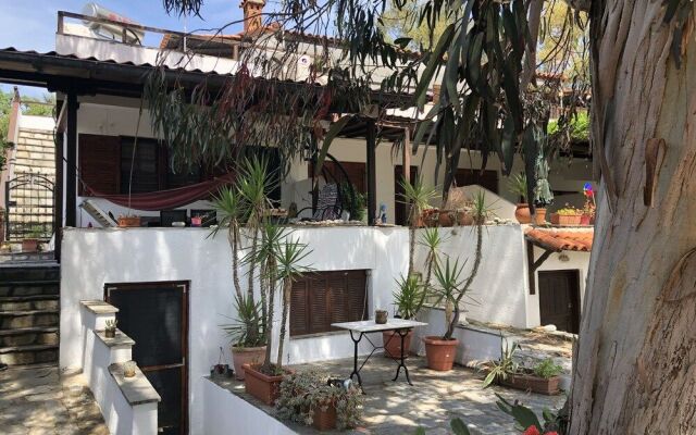 Agrelia House