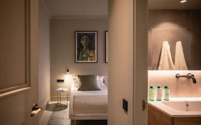 Lovely 6 BR Flat in L Eixample