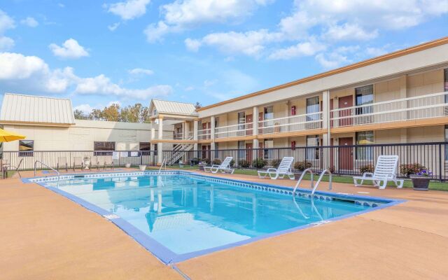 Quality Inn Dalton East