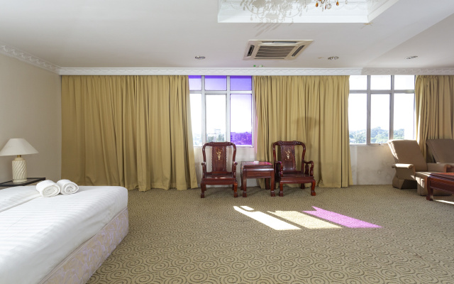 OYO 89619 De Choice Hotel