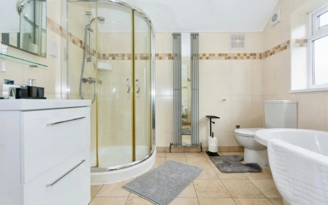 Modern 3 Bed Home Solihull Centre