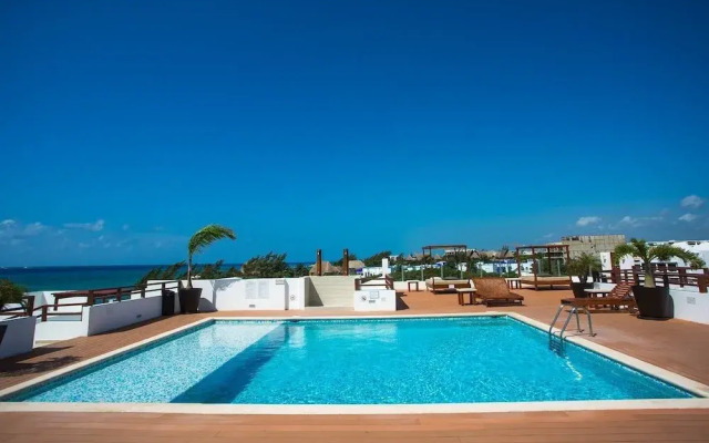 Beachfront Penthouse! Private Jacuzzi! Live the Dream!