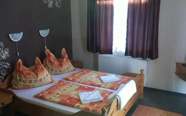 Csiszar Panzio es Apartmanhaz