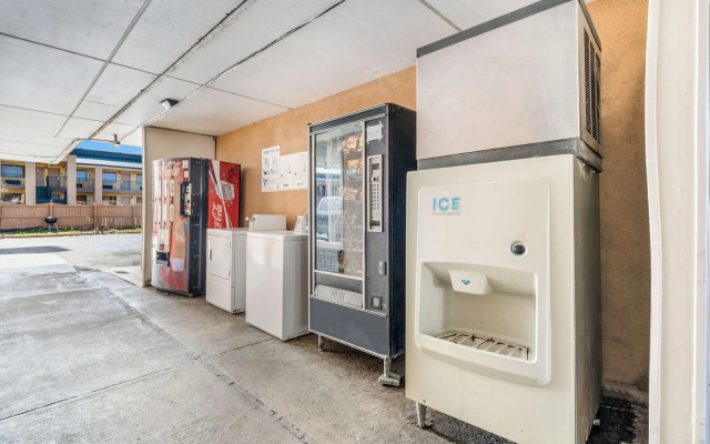 Econo Lodge Inn & Suites Macon West