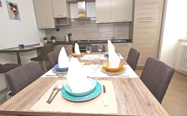 BELLAGIO DREAMS APT, pool, with private garden, near lake