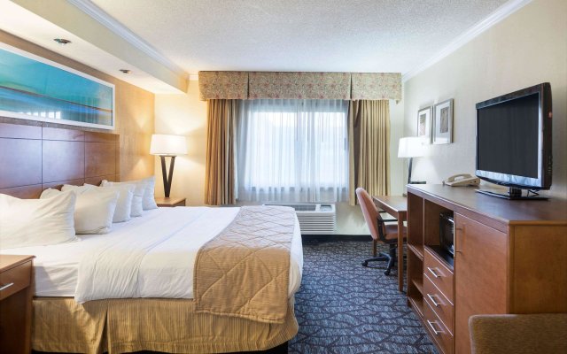 Clarion Hotel Detroit Metro Airport