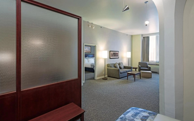 Le Square Phillips Hotel And Suites