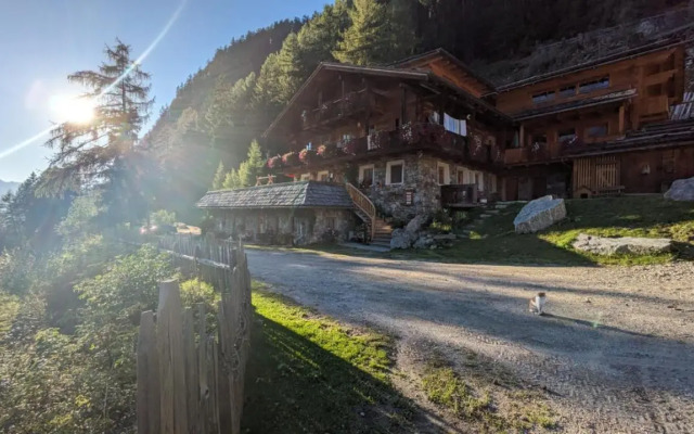 Kofler zwischen den Wänden