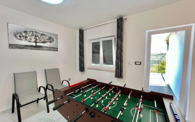 Large Holiday House With Swimming Pool and Terrace