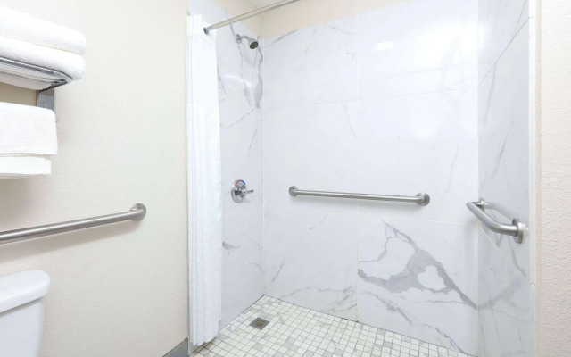 Super 8 by Wyndham Palestine