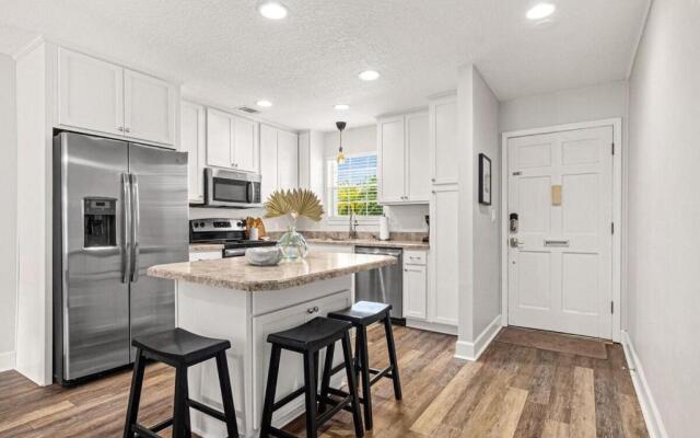 Island Suite - Walk to Downtown!