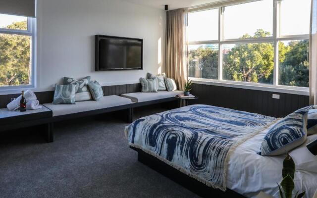 Barrys Beach Road Hotel