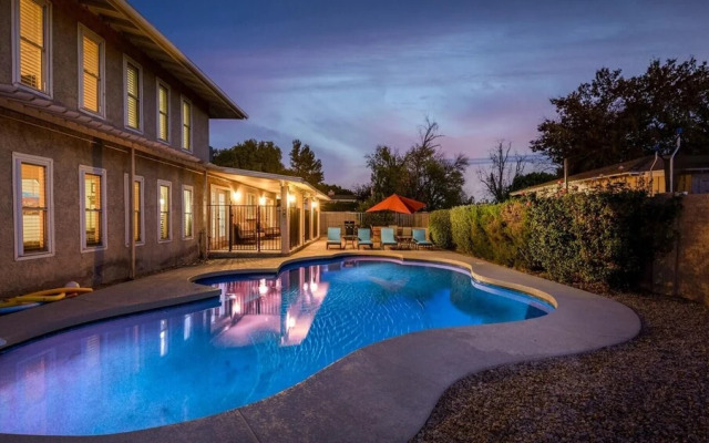 Spacious Updated 2 Masters POOL