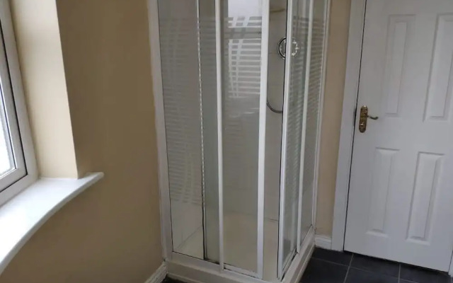 Stunning 6 Bed House With Private Garden in Galway