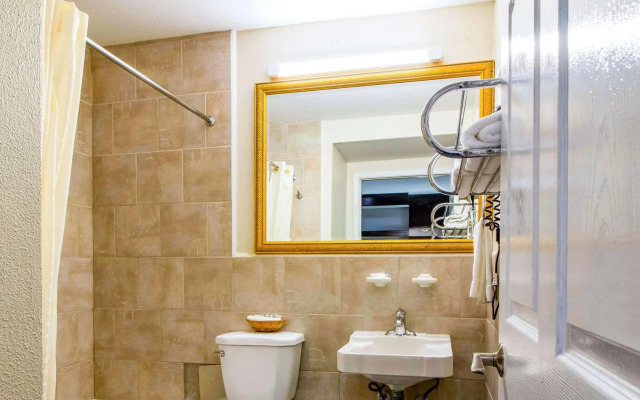 Rodeway Inn & Suites Houston near Medical Center