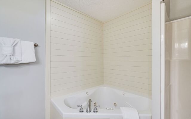 Downtown Gatlinburg Condo w/ Mountain-view Balcony