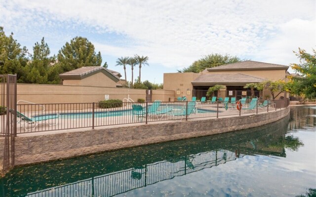 2BR Plus Ocotillo Townhome, Heated Pool, Spa, Gym