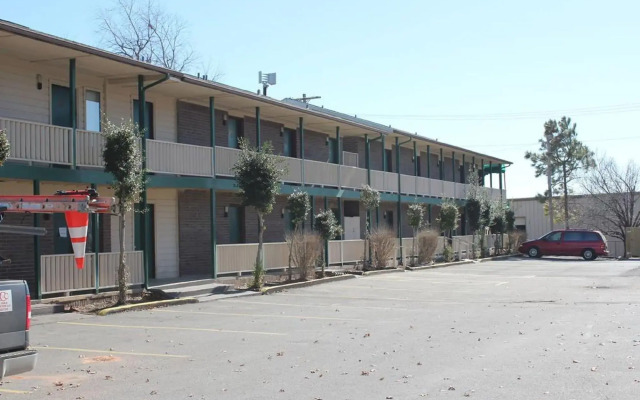 Oak Hill Inn & Suites