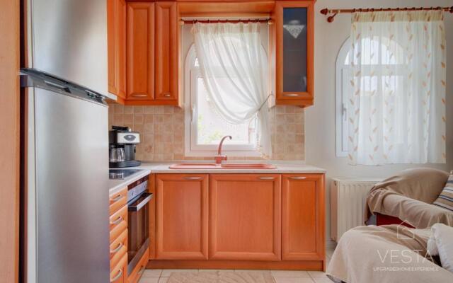 Private 6-bdrm Villa with garden 150m to beach