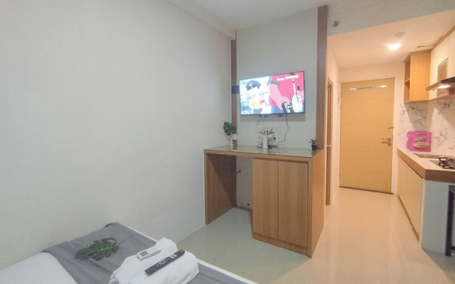 Modern Look Studio Near Iph School At Bale Hinggil Apartment – Guest Rooms – Surabaya