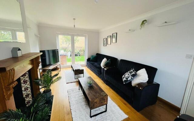 Boleyn Avenue by Incredible Stay