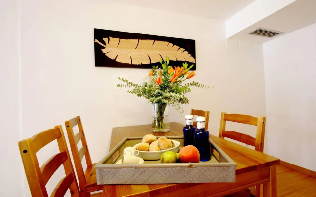 Liceu Apartments by gaiarooms
