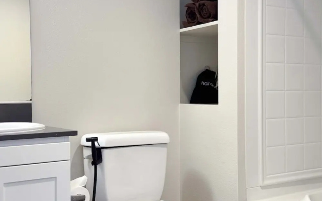 Stylish Getaway W Pool GYM Parking 10 Min to Cedar