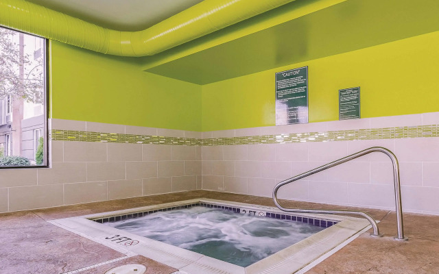 La Quinta Inn & Suites by Wyndham Cleveland Airport West