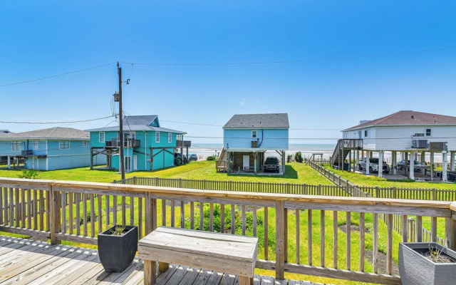 Pet-friendly Galveston Home - Walk to Beaches!