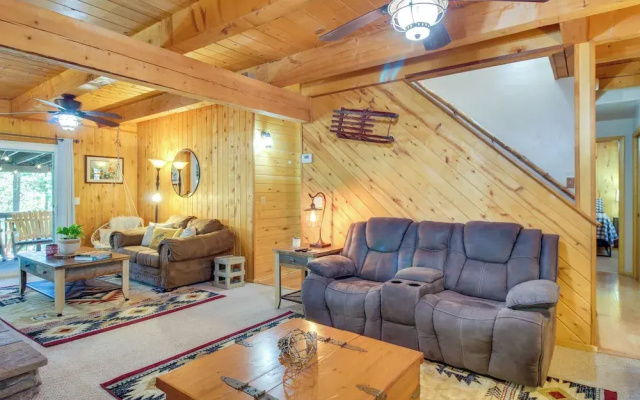 Hot Tub + Decks: Sherwood Forest Cabin