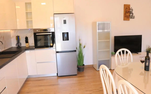 Apartment MARY- 2 free parking, near Mall of Split