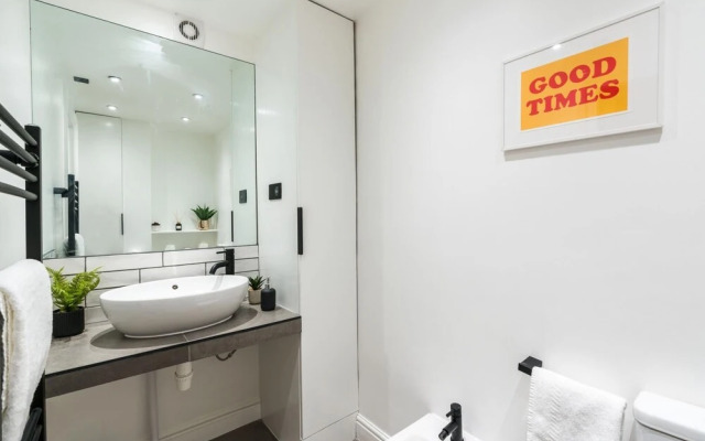 Stunning 3BD Riverside Flat Communal Roof Terrace