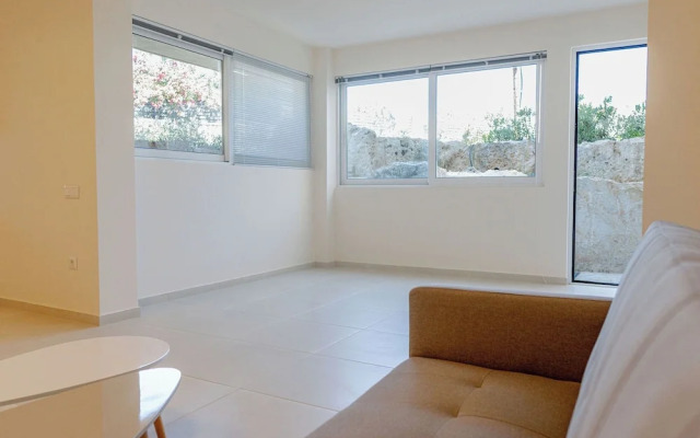 Phaedrus Living: Seaside Thalassa Cretan 101