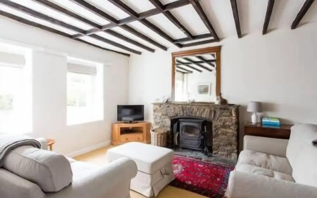 Simple Luxury in Brecon Beacons Village House
